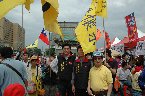 新黨台北市議員侯冠群、潘懷宗及新黨顧問張勤動員群眾聲援凱道嗆扁
